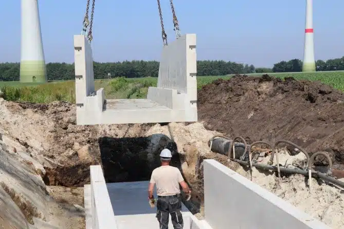 Bauarbeiter beim Einbau eines Betonfertigteils