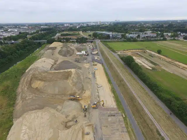 Luftaufnahme Baustelle Einbau Betonfertigteile