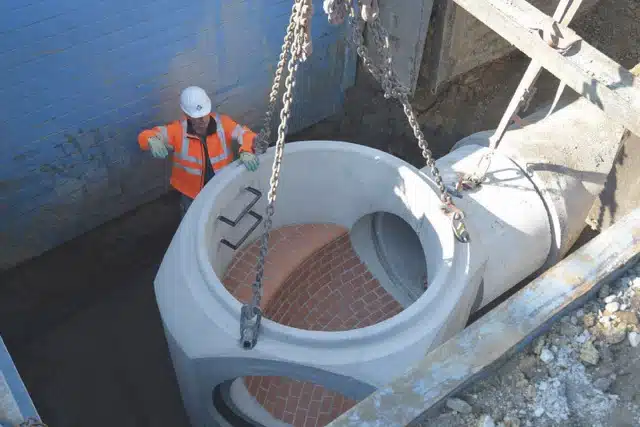 Bauarbeiter beim Einbau eines Betonfertigteils