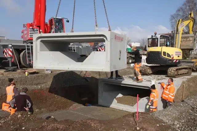 Bauarbeiter beim Einbau eines Betonfertigteils