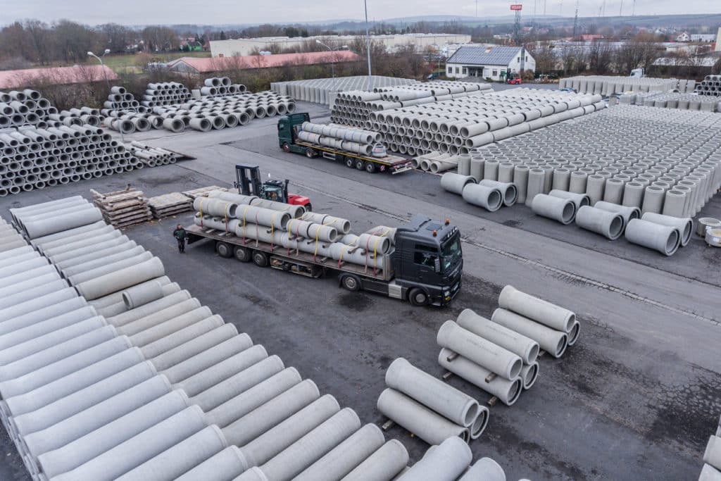 LKW transportiert im Lager eines FBS Mitgliedsunternehmens Betonrohre in FBS Qualität
