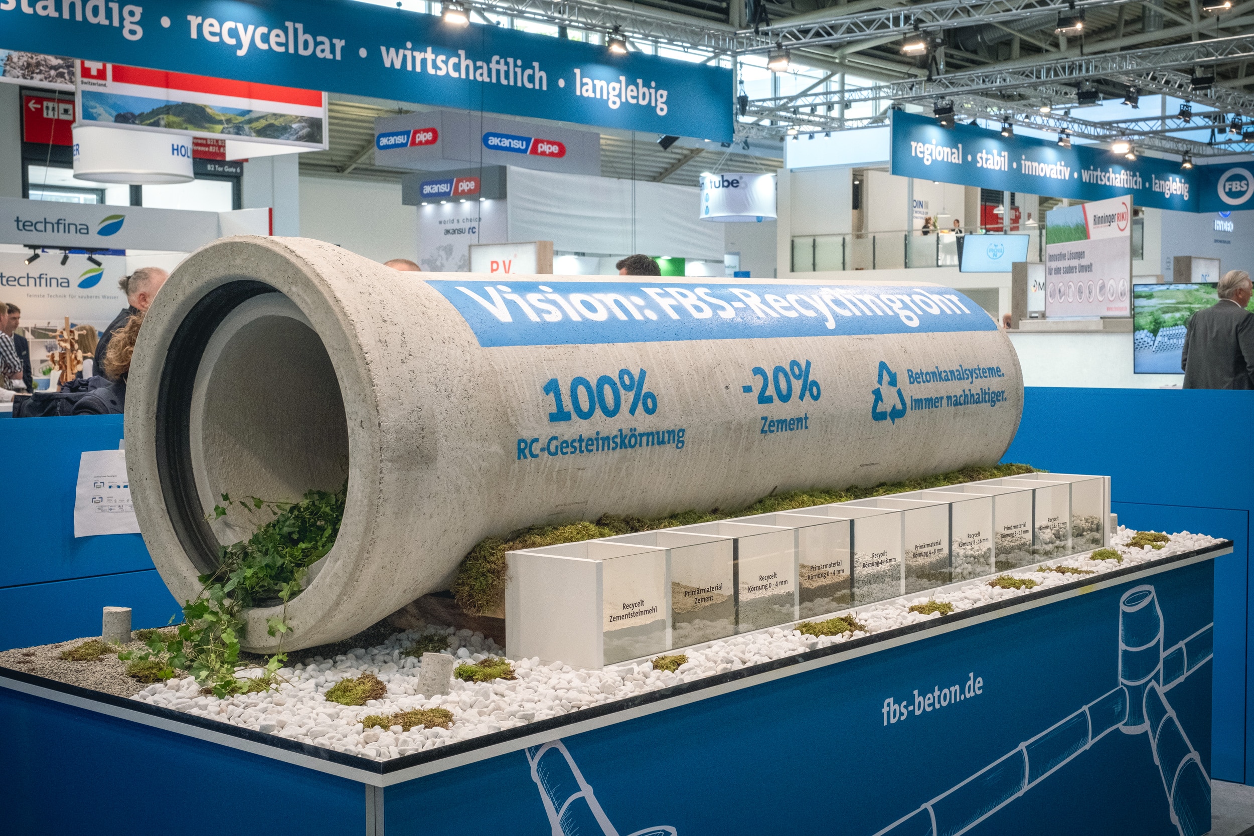 Vorstellung des ersten Betonrohrs aus 100 Prozent Recyclingmaterial auf der IFAT 2024